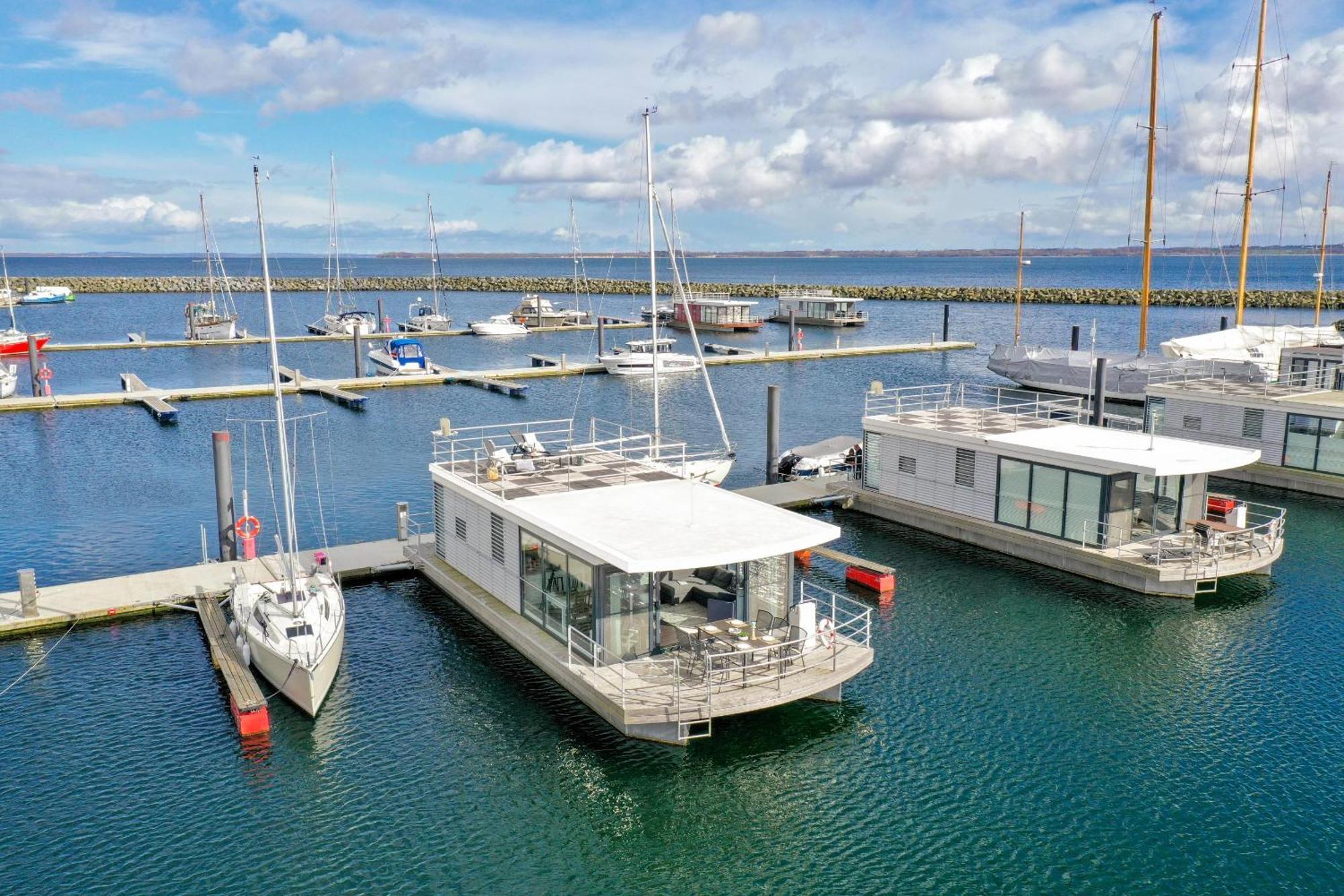 Exklusives Ostsee-Hausboot, Kueche Mit Spueler, Tv, Grosse Sonnenterrasse, 3X Kostenfreie Kfz-Parkplaetze, Klimaanlage, Bis Zu 6 Personen, 2X Baeder, Waschmaschine Больтенхаген Экстерьер фото
